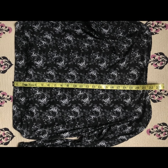 • H&M Flowy Top • - Picture 5 of 5